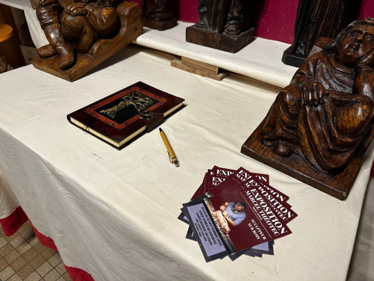 Espace accueil avec livre d'or et flyers de l'Exposition Marcel Théotec Châteauneuf-du-Faou.