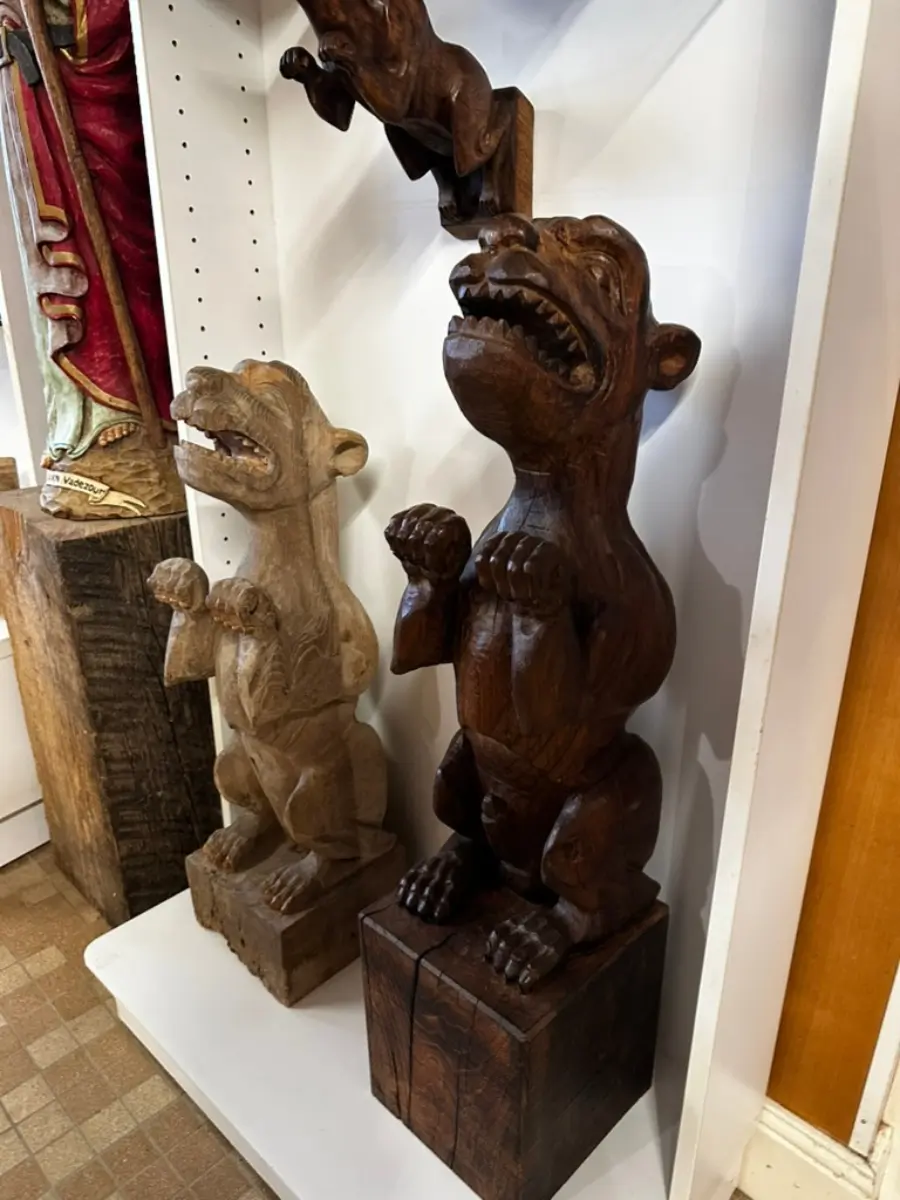 Gargouilles sculptées sur bois par Marcel Théotec.